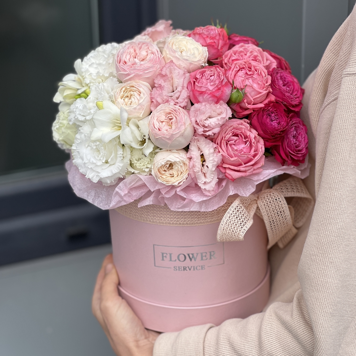 Коробка Омбре из кустовых пионовидных роз