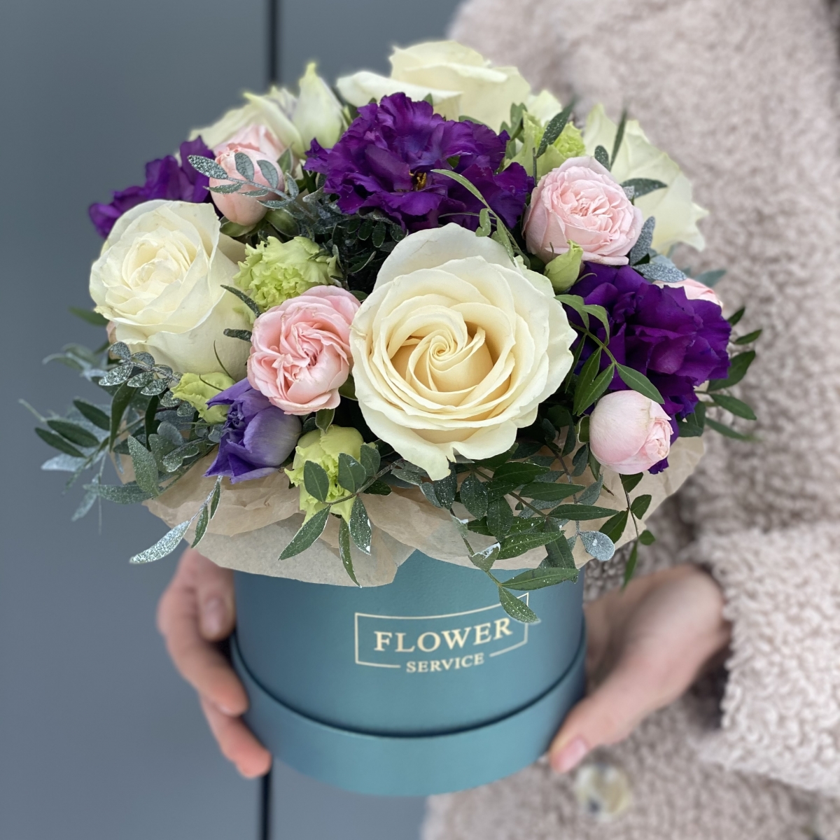 Коробка Яркий акцент из роз и эустомы