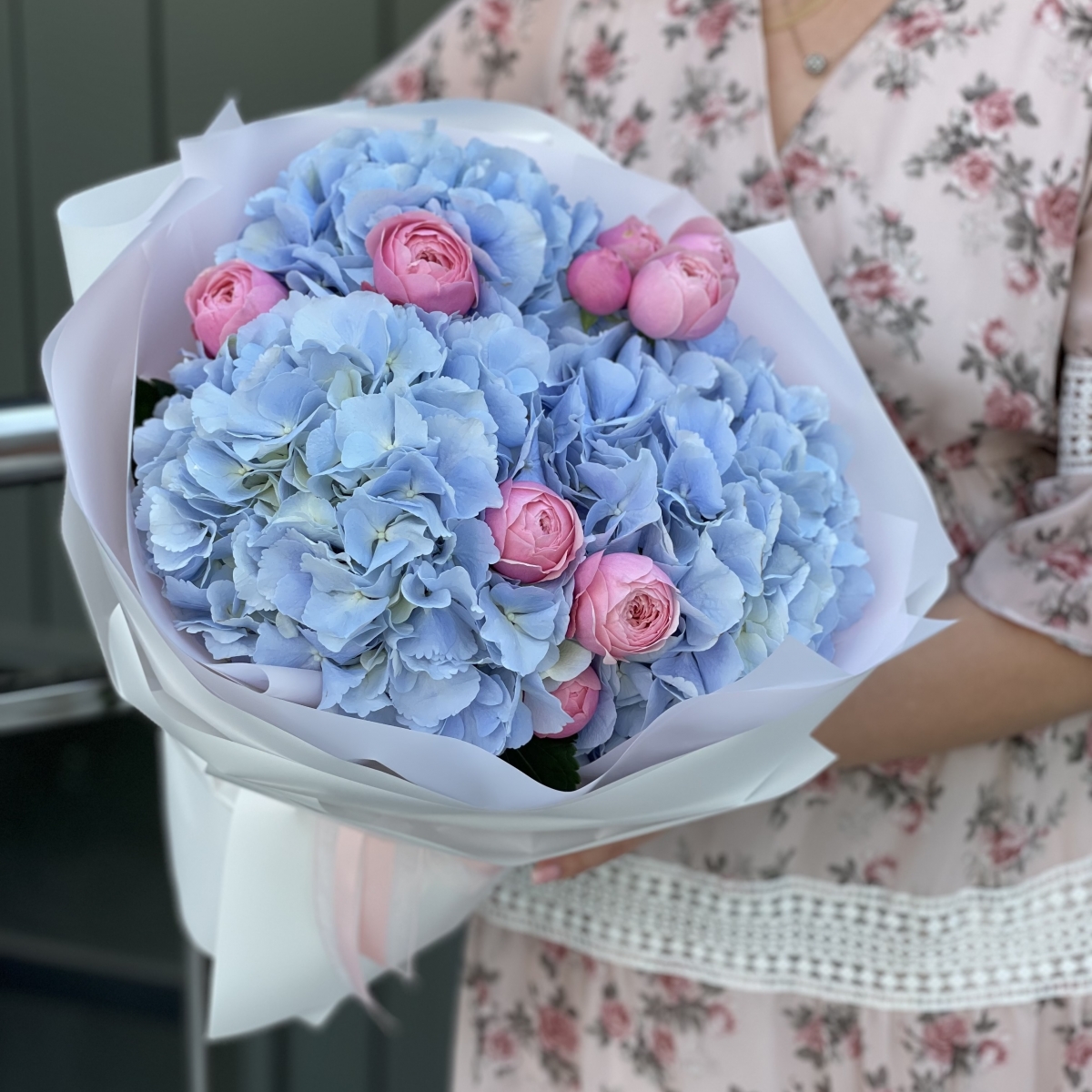 Букет Леонардо из гортензии и кустовой пиновидной розы