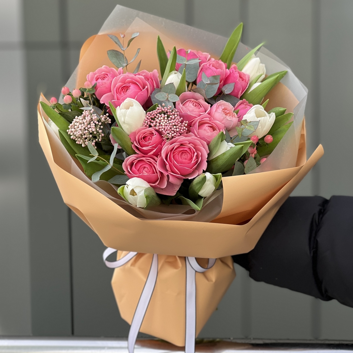 Букет Очарование из тюльпанов и ирисов