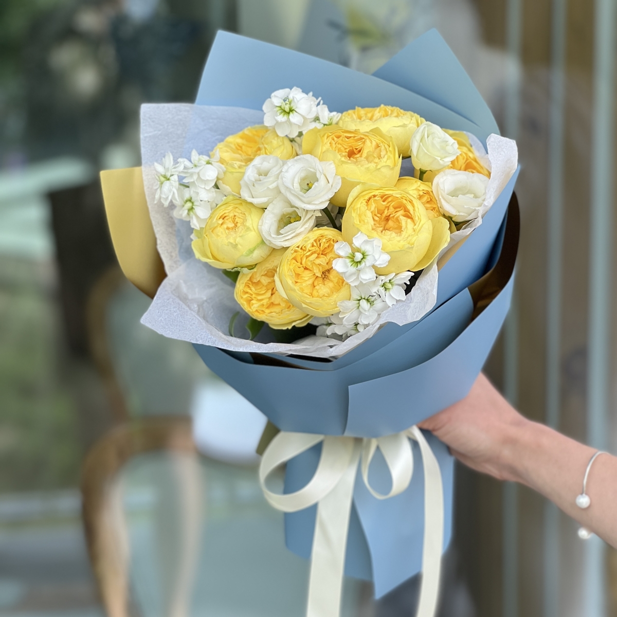 Букет Солнечный из кустовой пионовидной розы каталина и маттиола