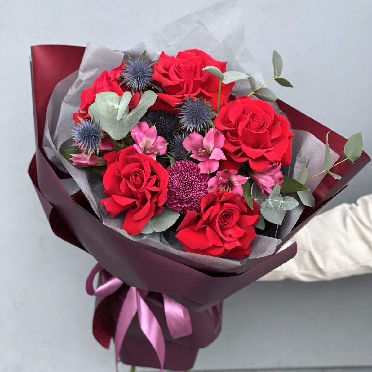 Букет Соблазн из красных французких роз, альстромерии, эрингиума, момоко и эвкалипта