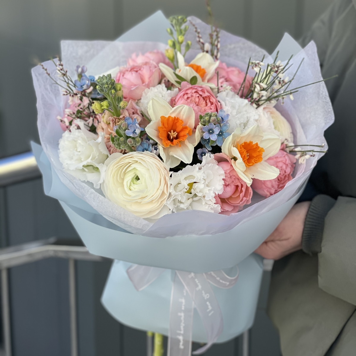 Букет Крылья Любви из ранункулюсов, оксипеталума, маттиолы, нарциссов и роз