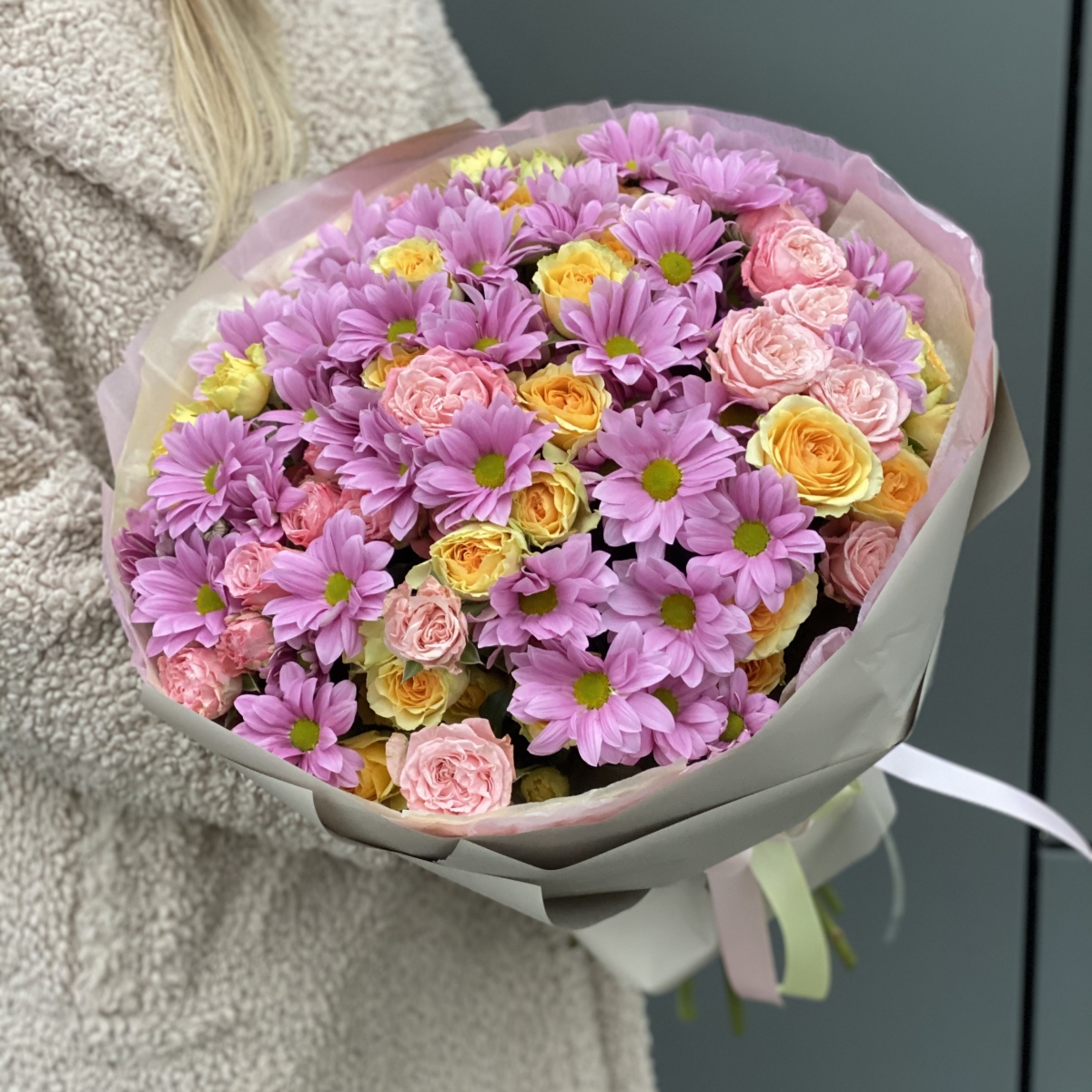 Букет Мартовское солнце из роз и хризантемы