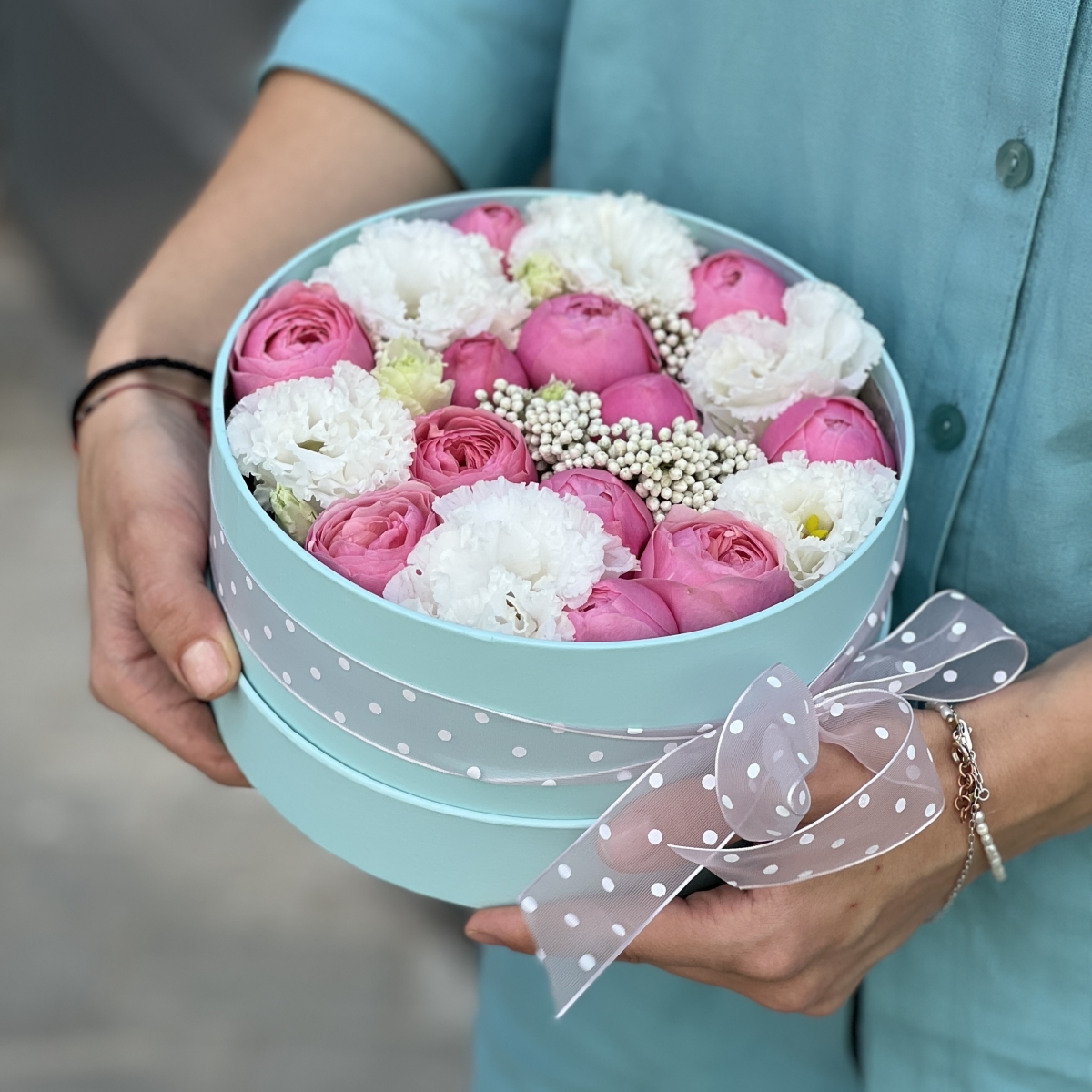 Коробка Куколка из пионовидной кустовой розы, эустомы и озотамнуса