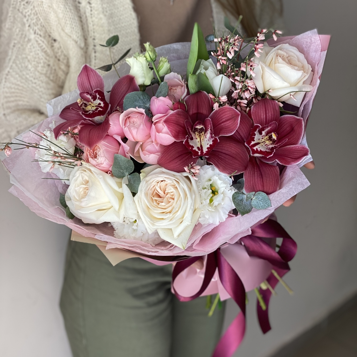Букет Мелони из цимбидиума, роз и эустомы