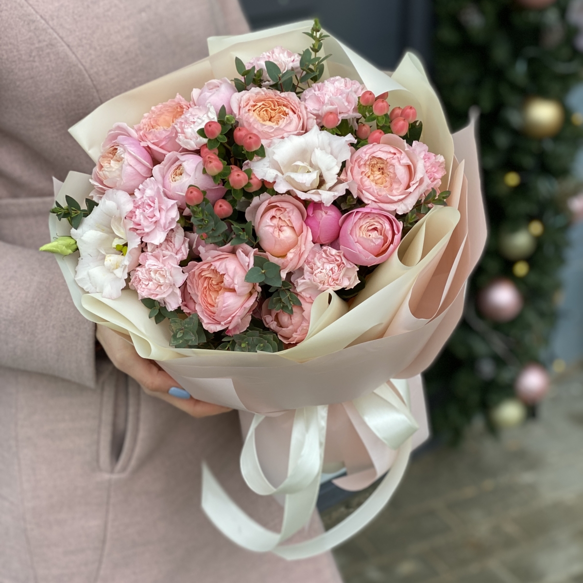 Букет Амур из кустовой розы, гиперикума, эустомы и эвкалипта