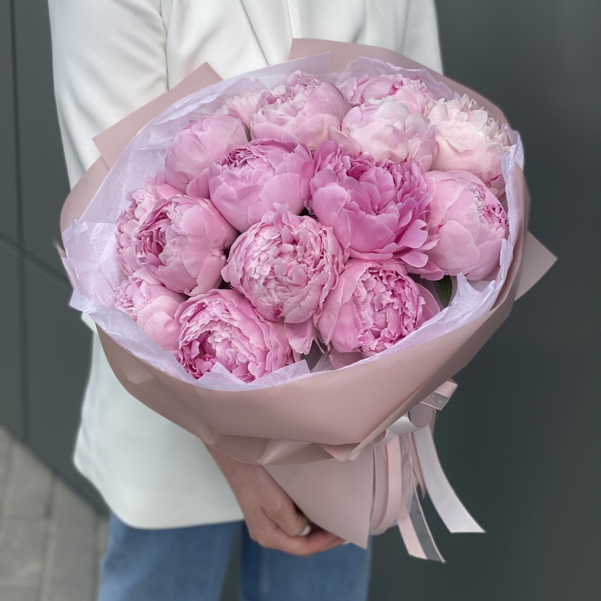 Букет Розовое лето из 15 пионов