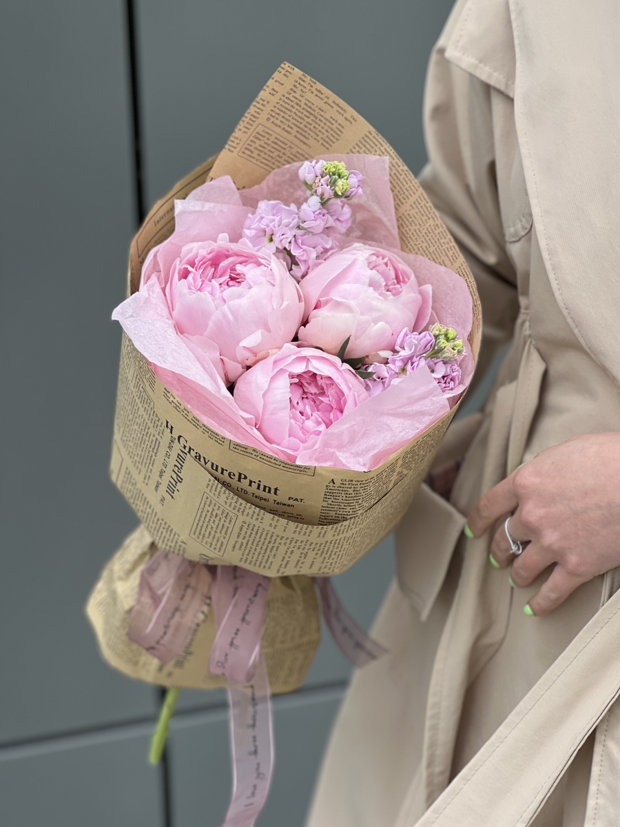 Букет Романтическое письмо Мини из пионов и маттиолы