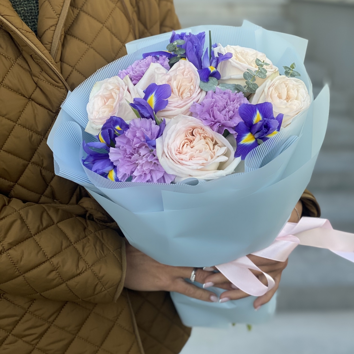 Букет Фантазия из ирисов, гвоздики, пионовидной розы Охары