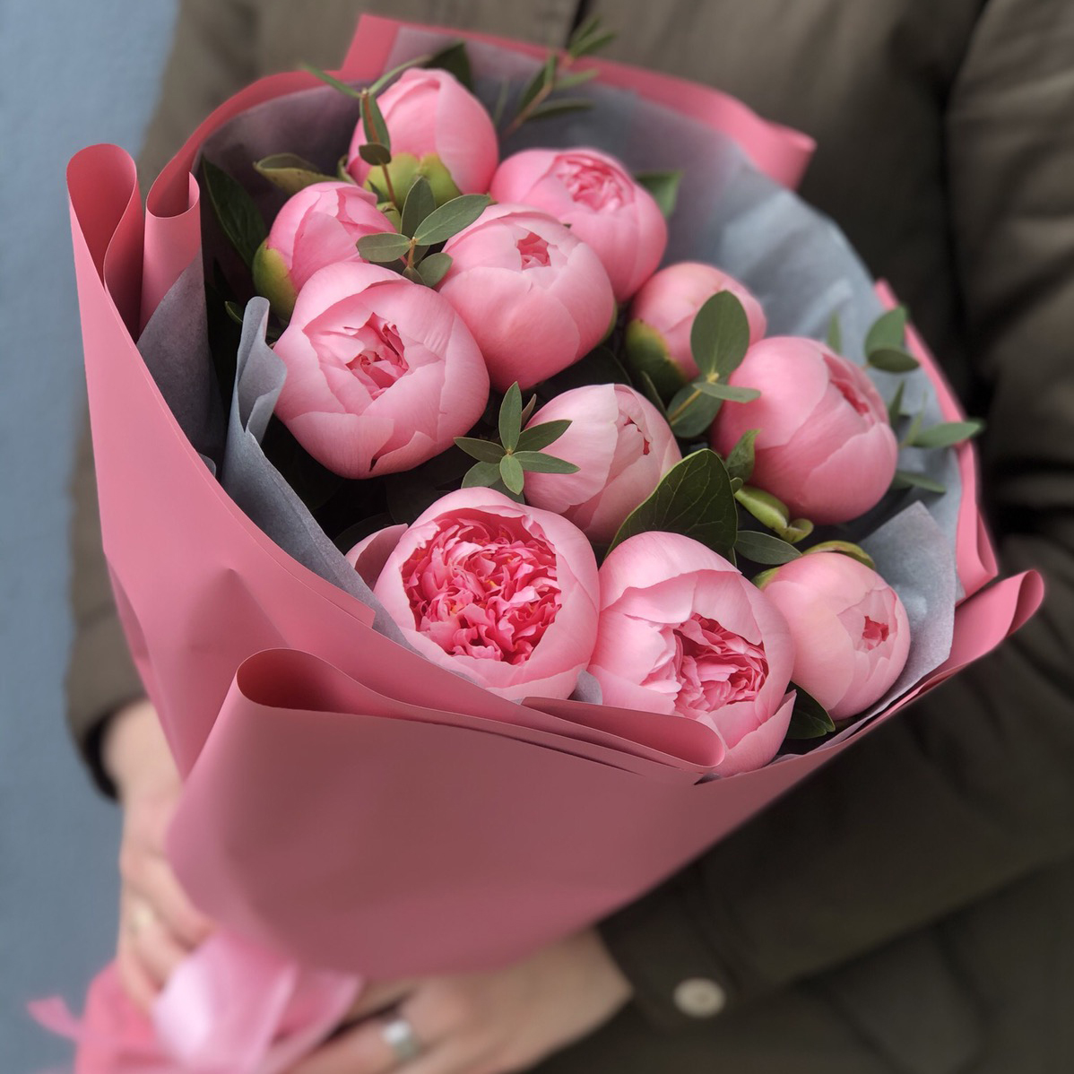 Букет Сэлмон из 15 пионов