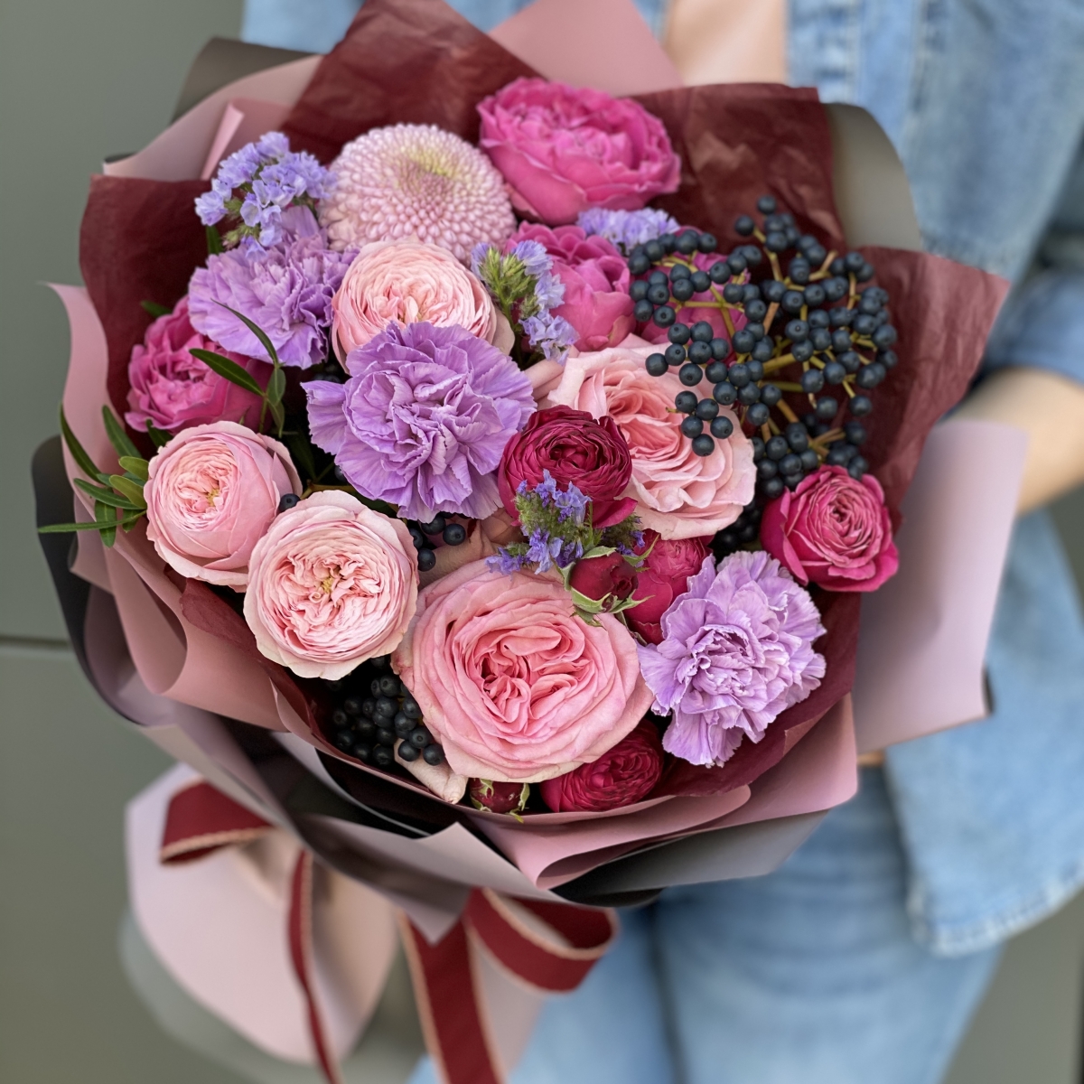 Букет из пионовидной кустовой и одноголовой розы Ля Флёр