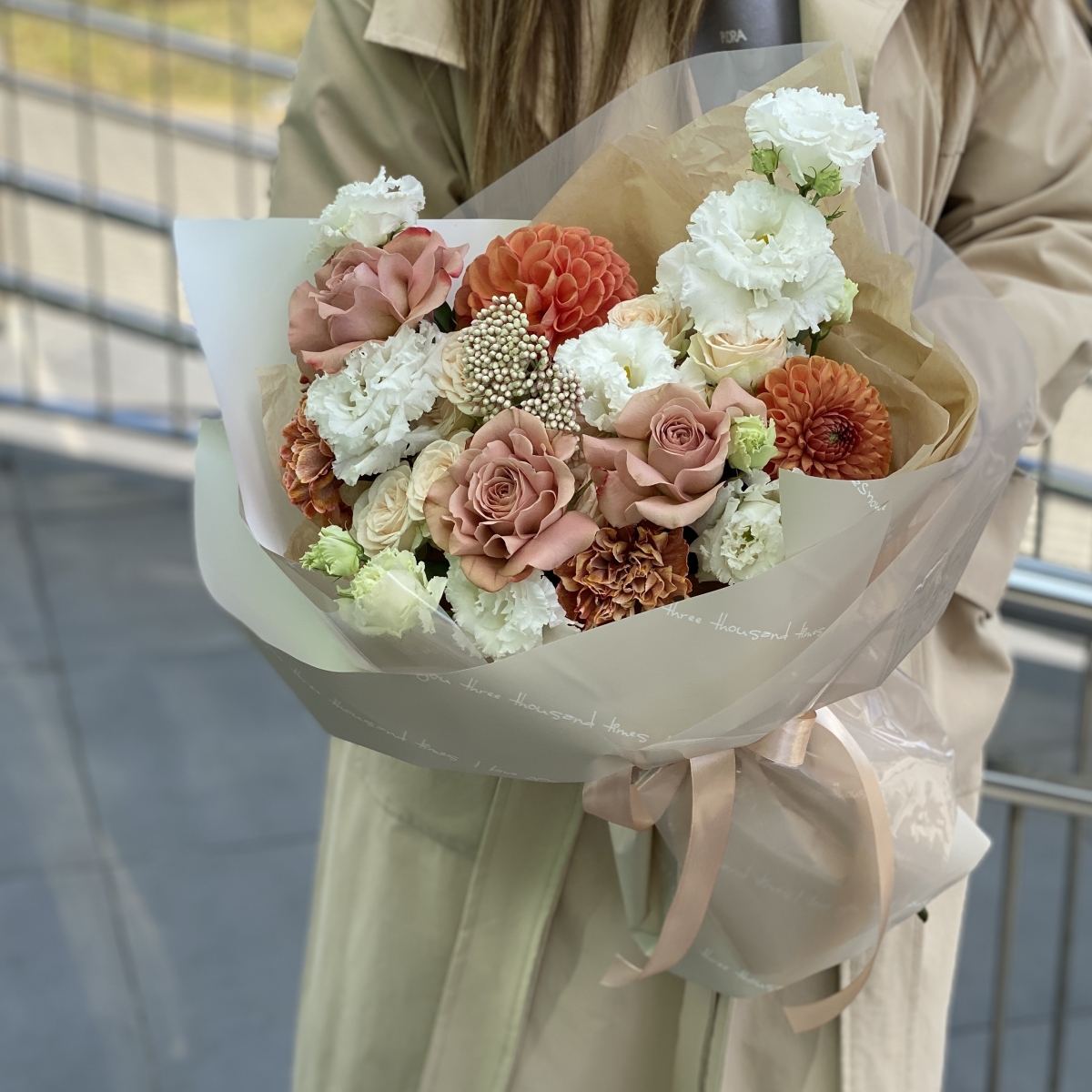 Букет Солёная карамель из эустомы, диантуса, роз сорта капучино, софи, георгин и озотамнуса