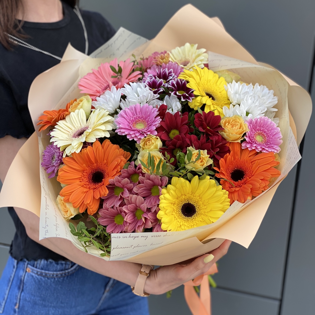 Букет Радужное настроение с кустовыми розами, хризантемами и герберами