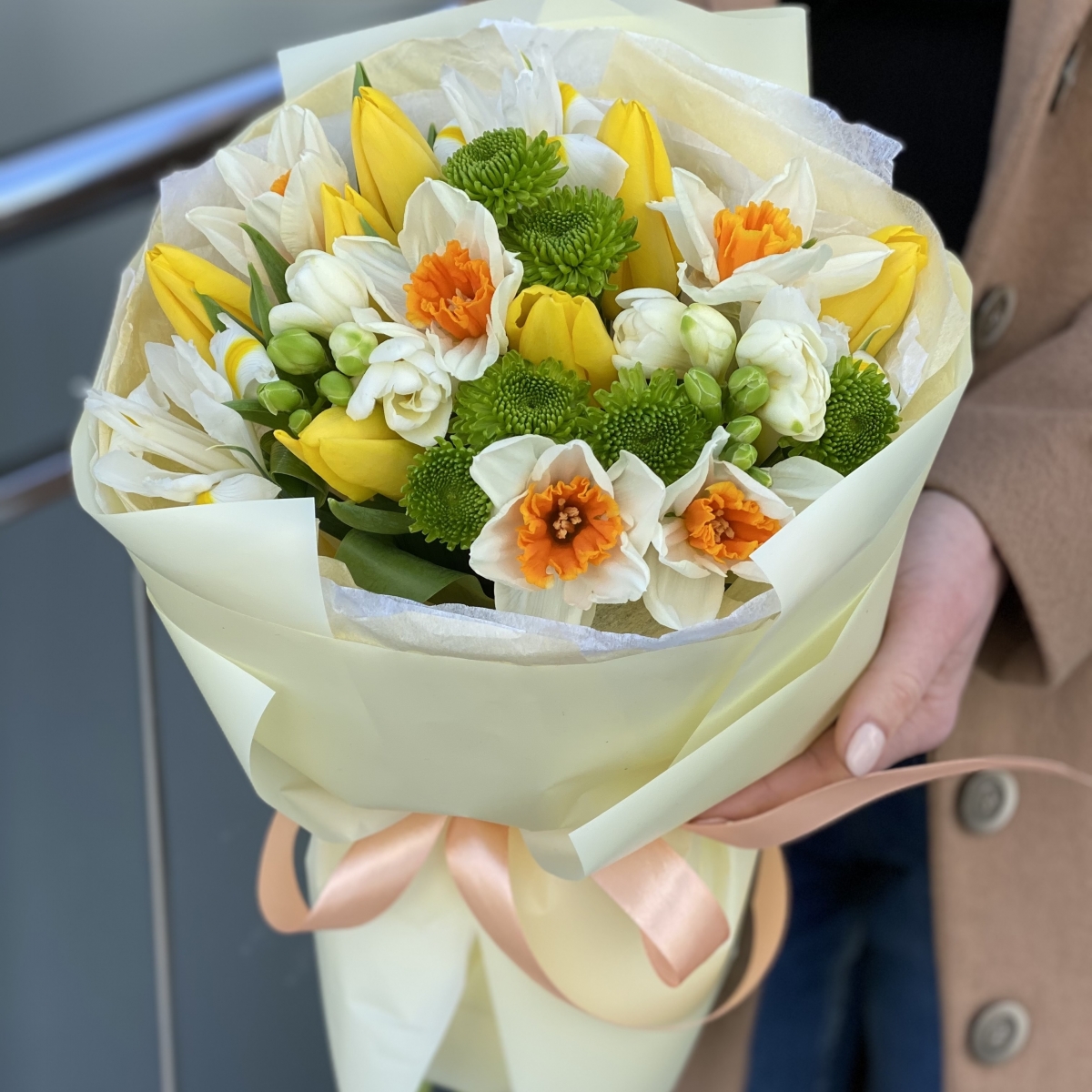 Букет Солнечный зайчик из нарциссов, тюльпанов и фрезии