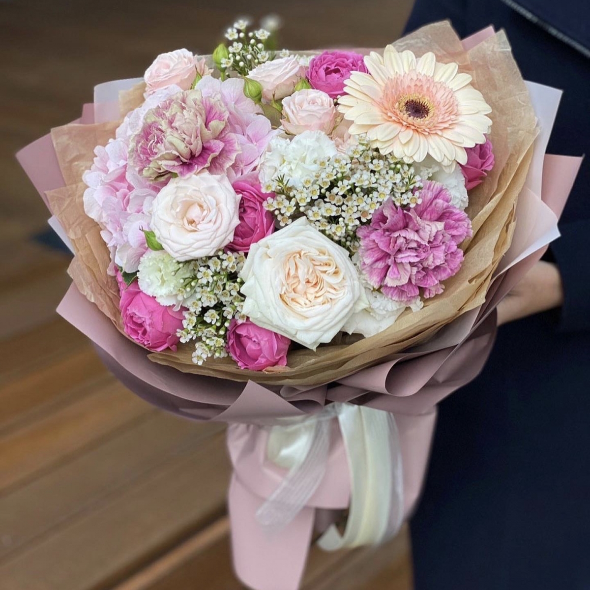 Букет из кустовых роз, гортензии, диантуса и хамелациума Взбитые сливки