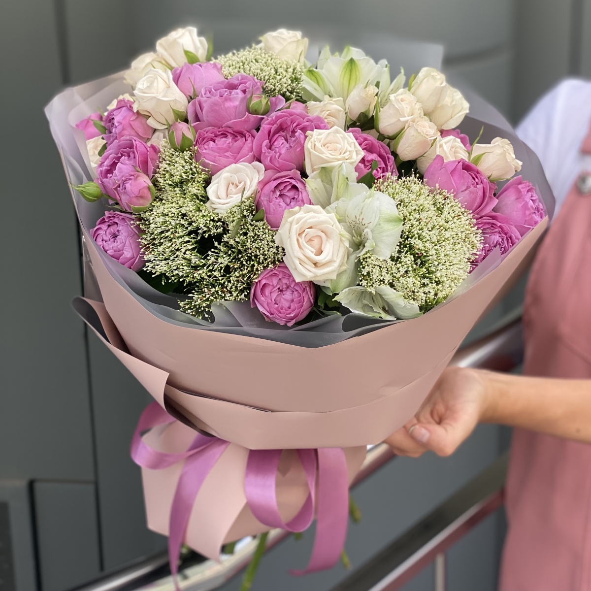 Букет Розовый флёр из роз, трахелиума и альстромерии