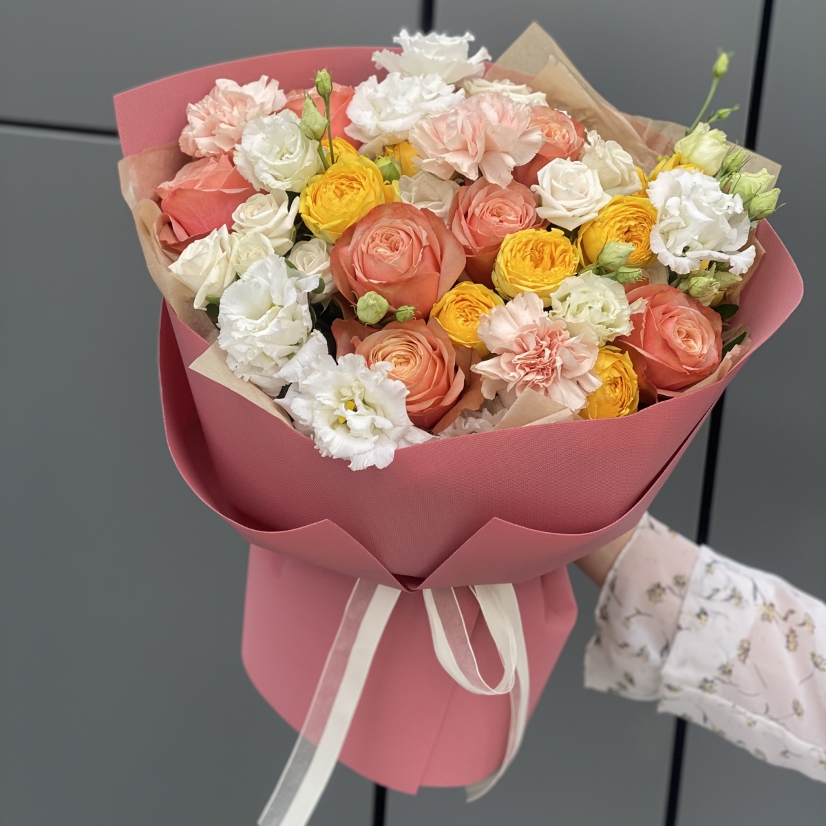 Букет Элегантный Стандарт из роз кахала, кустовых ро и диантуса