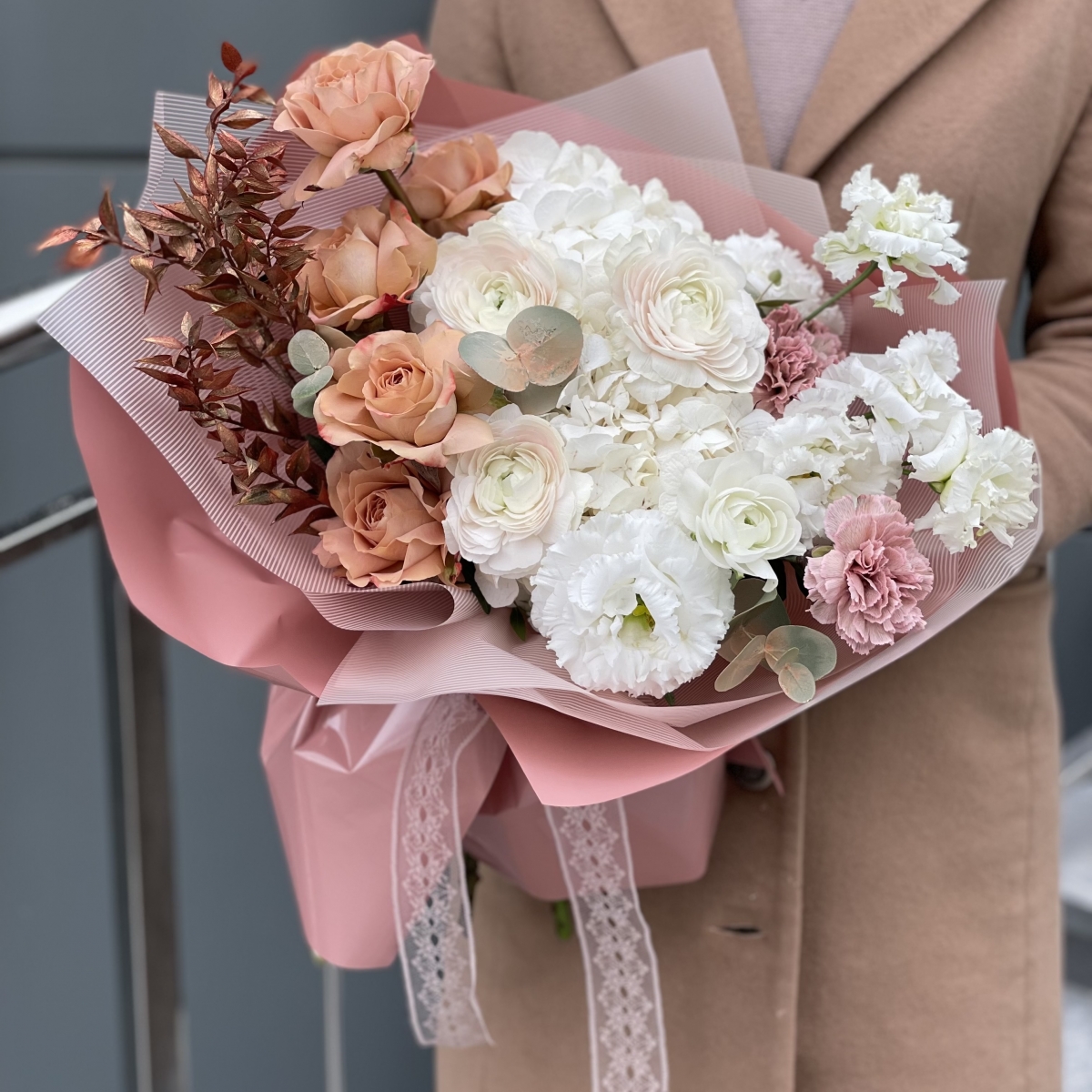 Букет Элеон из роз сорта Капучино, ранункулюсов, рускуса, гортензии, гортензии, илекса и эустомы