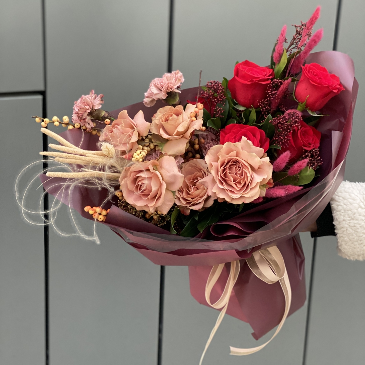 Букет Малибу из роз сорта капучино, илекса, скиммии, диантуса и лагуруса