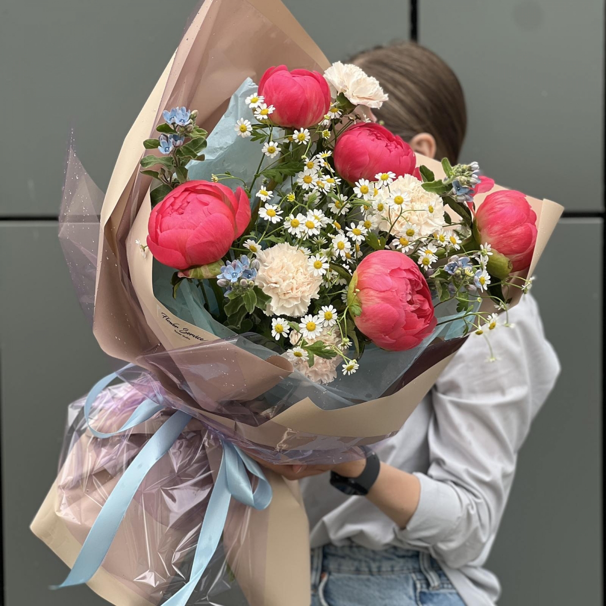 Букет Теплые мгновения из пионов, гвоздики, танацетума, оксипеталума