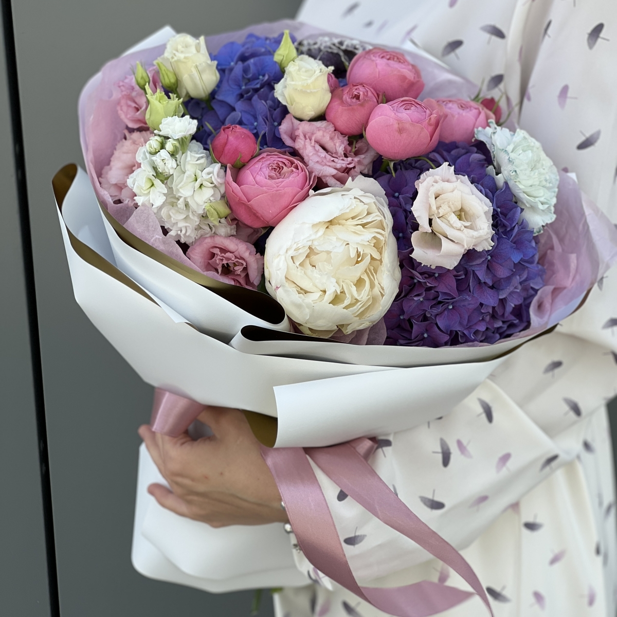 Букет Лоуре из гортензий, эустомы, маттиолы, пиона, роз и диантуса