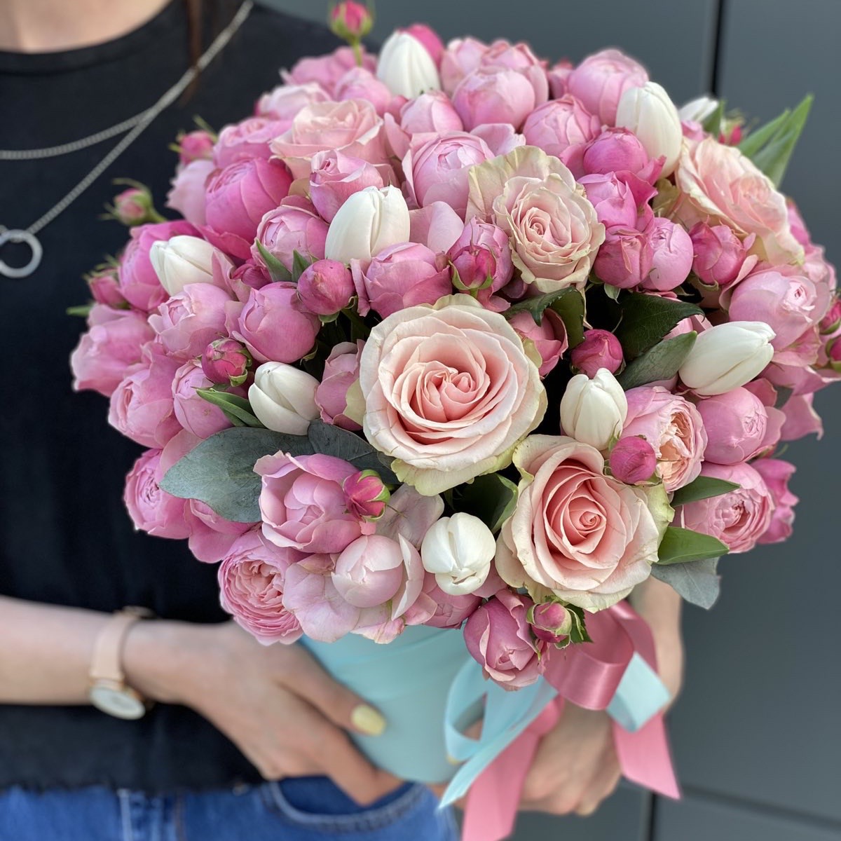 Шляпная коробка с тюльпанами и пионовидными розами Магия Любви