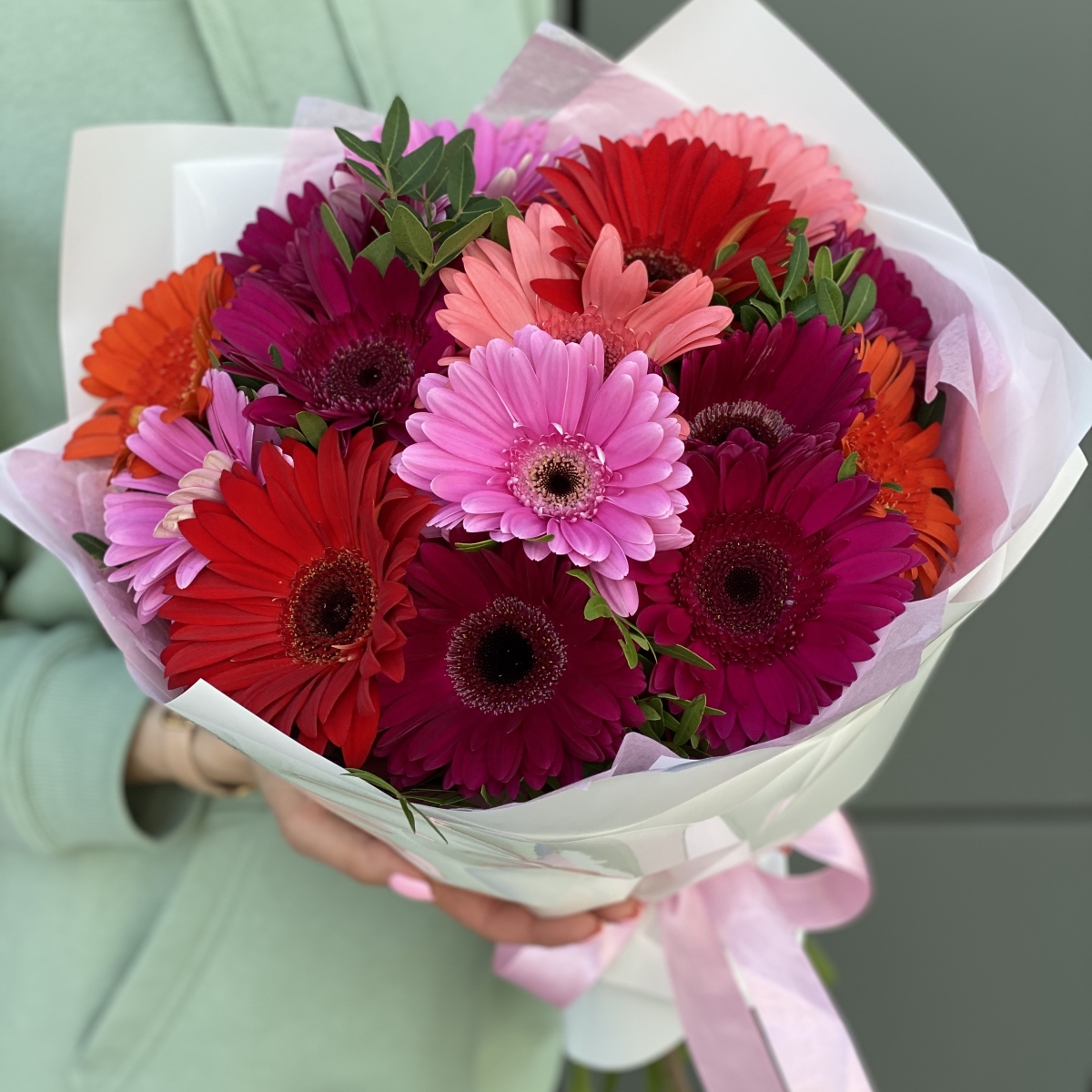 Букет Яркие моменты из 15 гербер и зелени