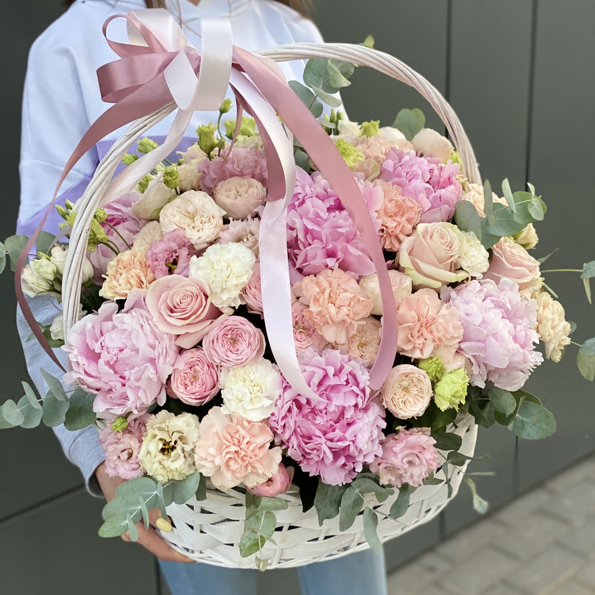 Корзина с пионами Сладость