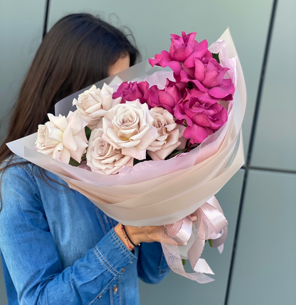 Букет Силуэт из роз сорта аскот и мента