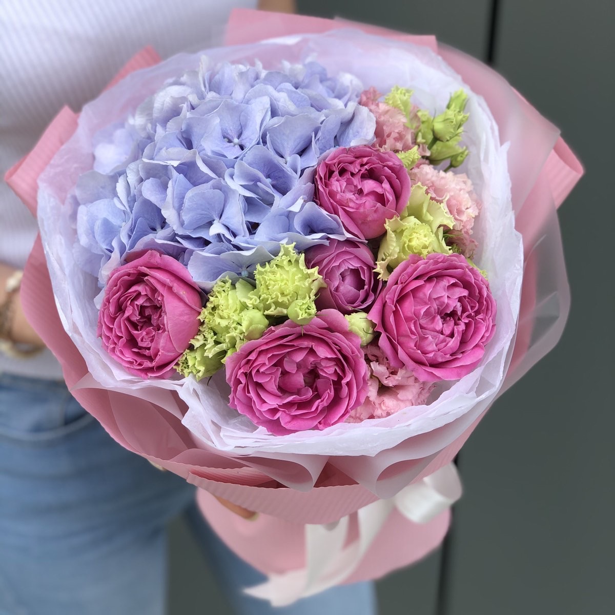 Букет из гортензии, эустомы и кустовой розы Беверли