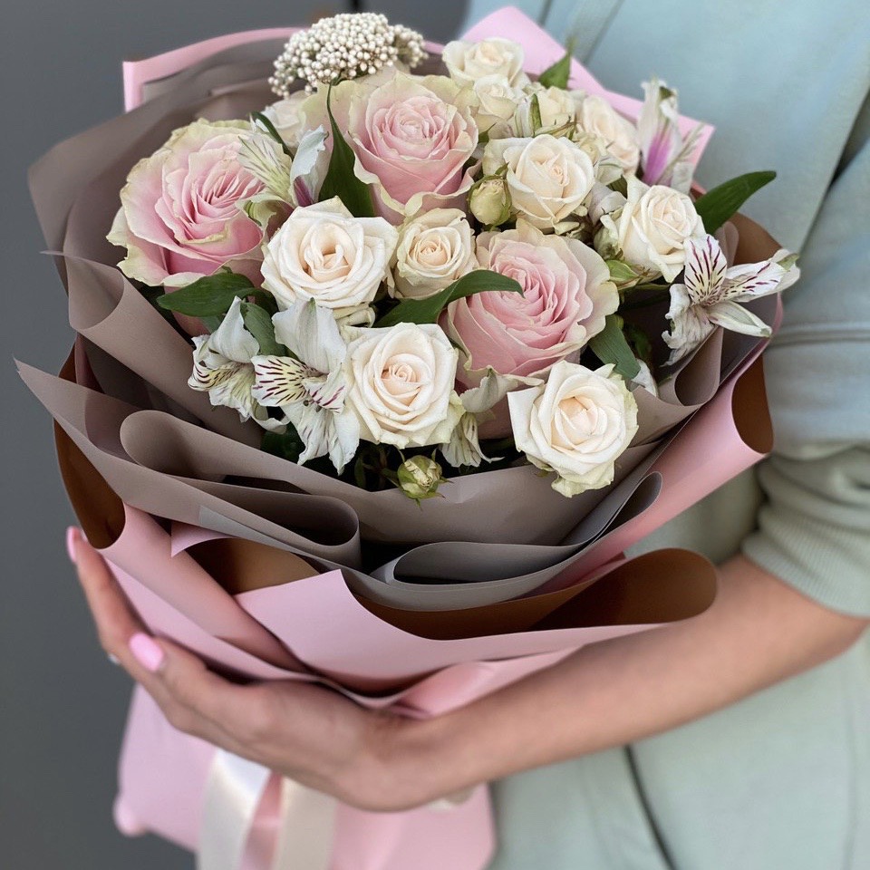 Букет из роз и альстромерии Воздушный поцелуй