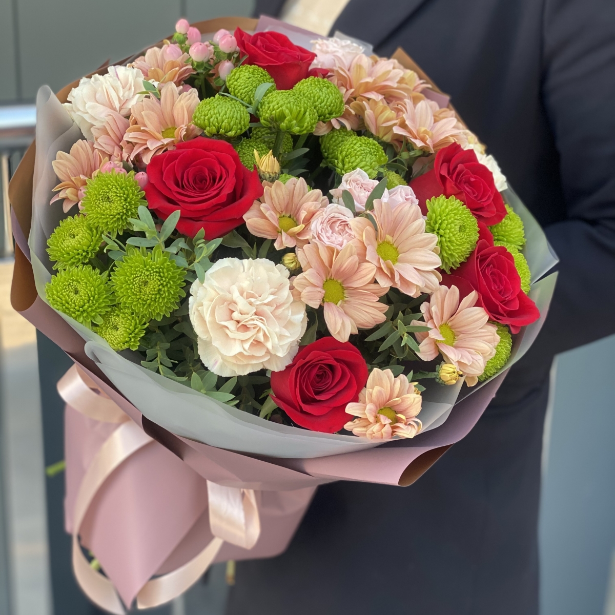 Букет с красными розами и хризантемой