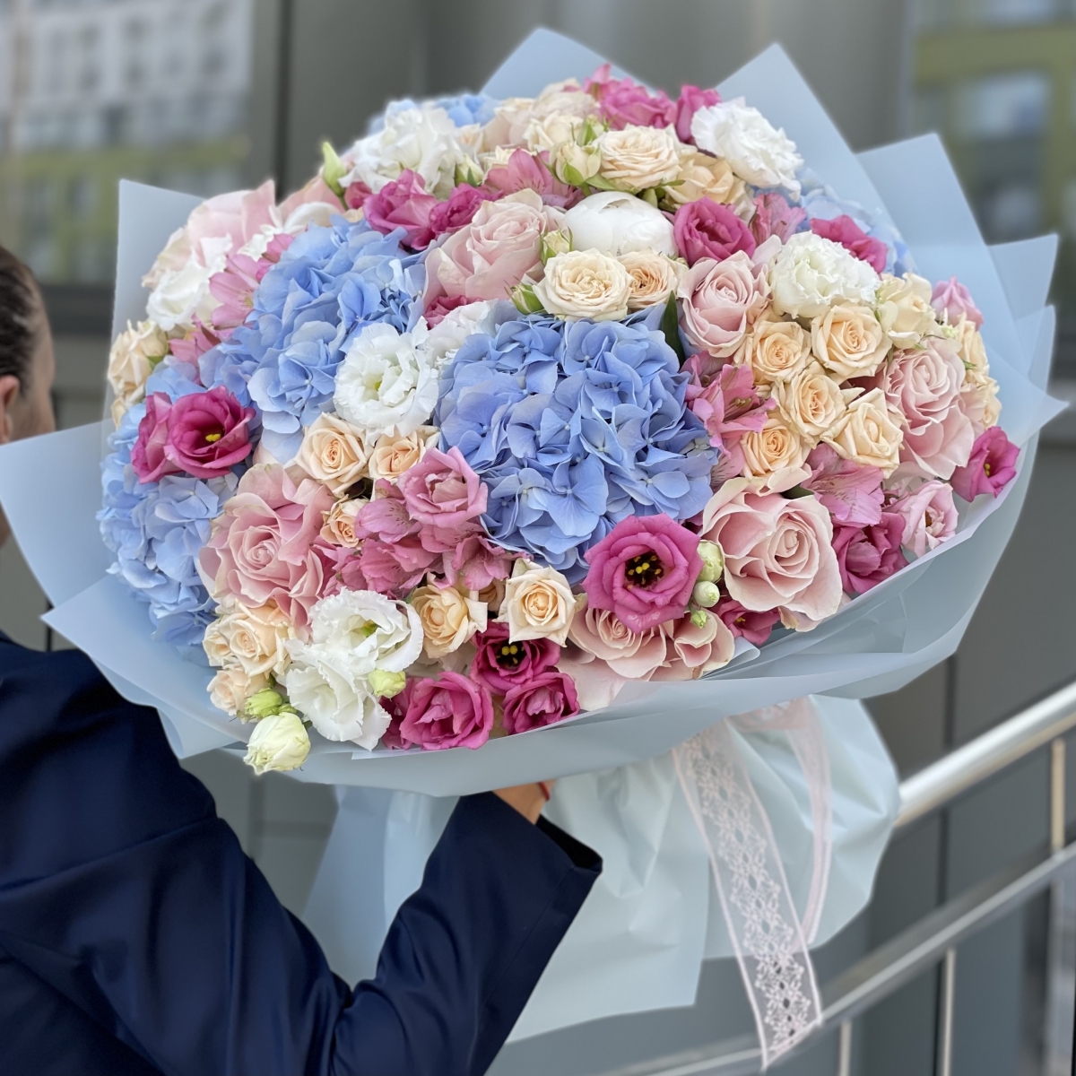 Букет Цветочный мир из гортензий, альстромерии, пионов и роз