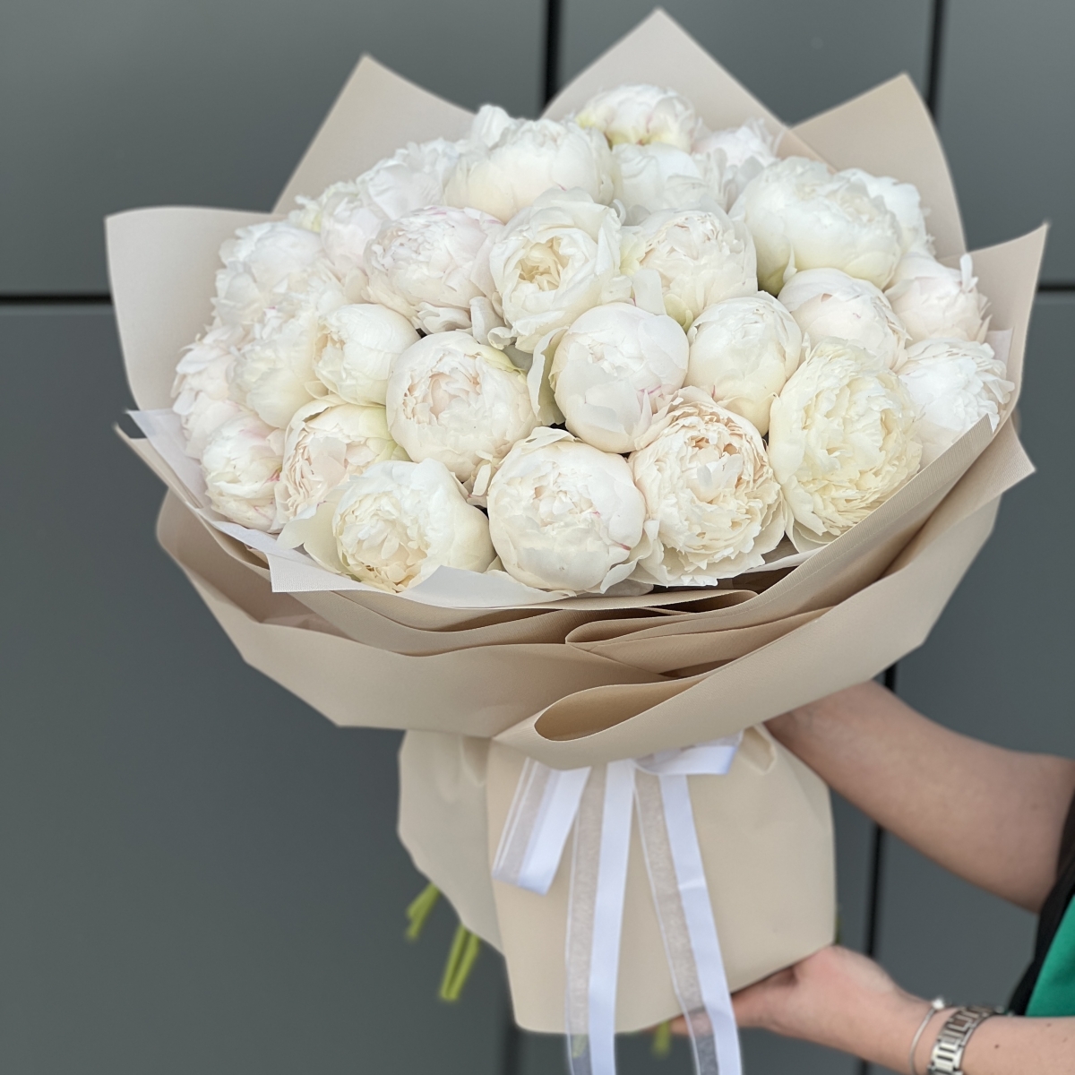 Букет Белое лето из 35 белых пионов