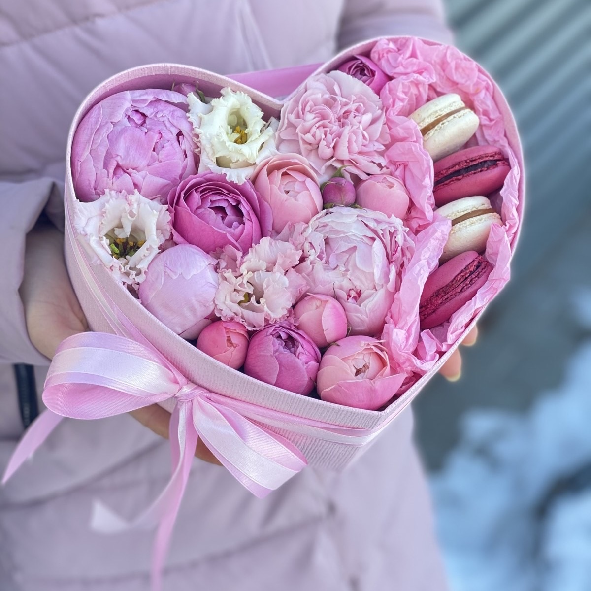 Коробка Стрела Амура из пионов и пионовидных кустовых роз