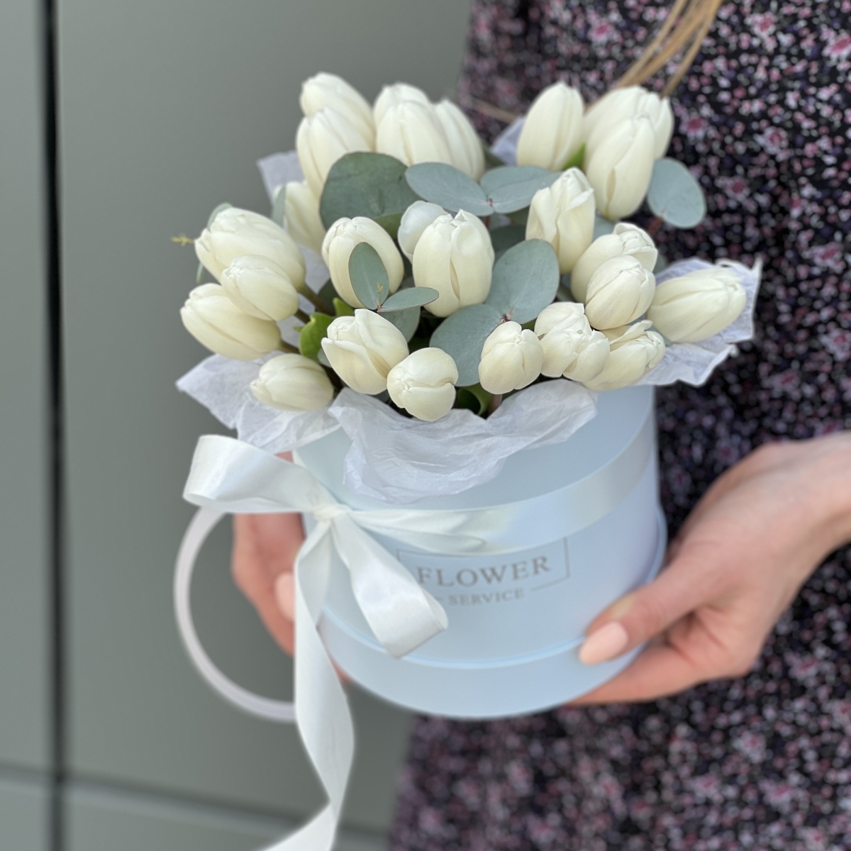 Коробочка Белка с белыми тюльпанами и эвкалиптом