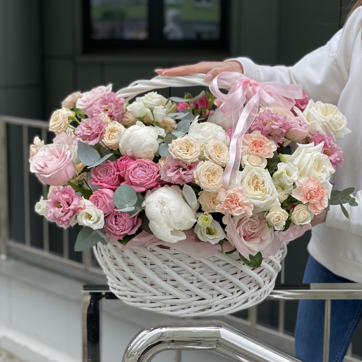 Корзина Сладкий сон из пионов, кустовых роз, эустомы и диантуса