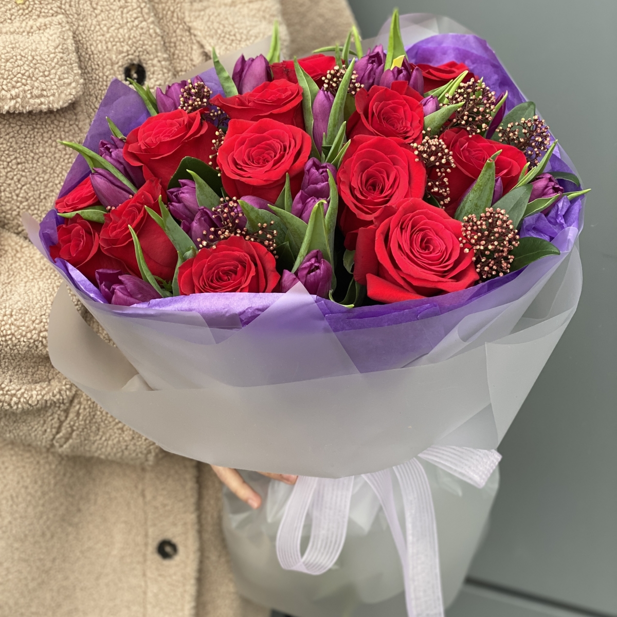 Букет Изумительная из тюльпанов, скиммии и красных роз