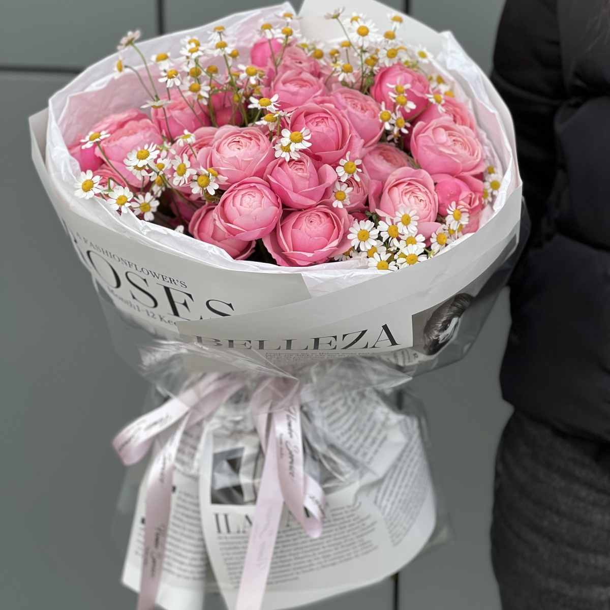 Букет Лучшее Признание из танацетума и кустовой пионовидной розы сильвиа пинк