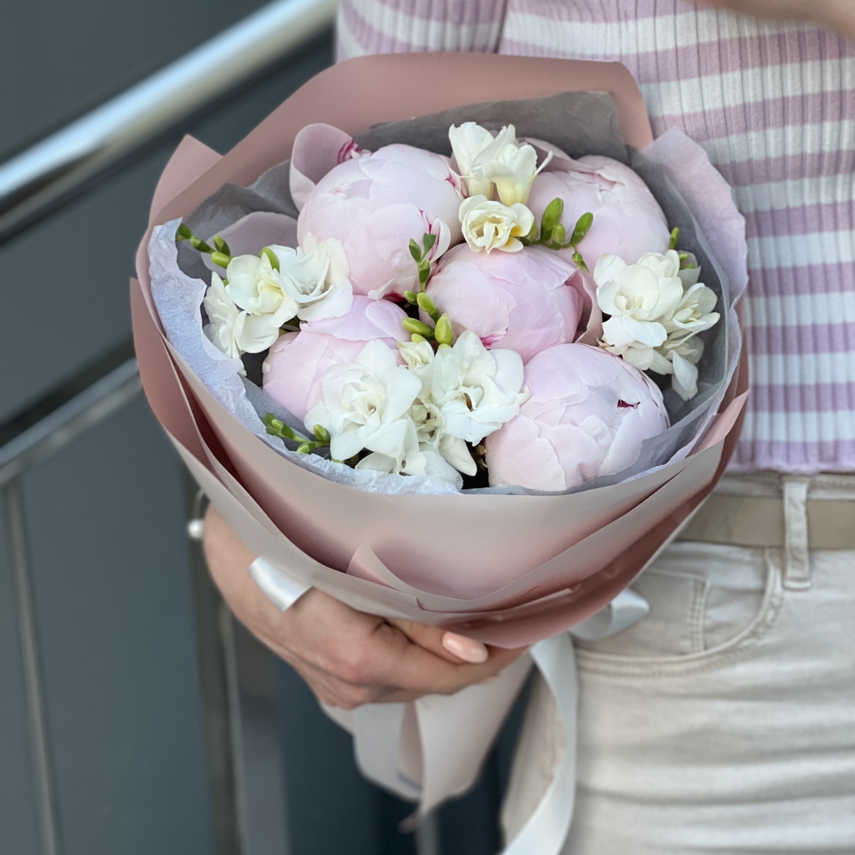 Букет Романтическое настроение стандарт из розовых пионов и фрезий