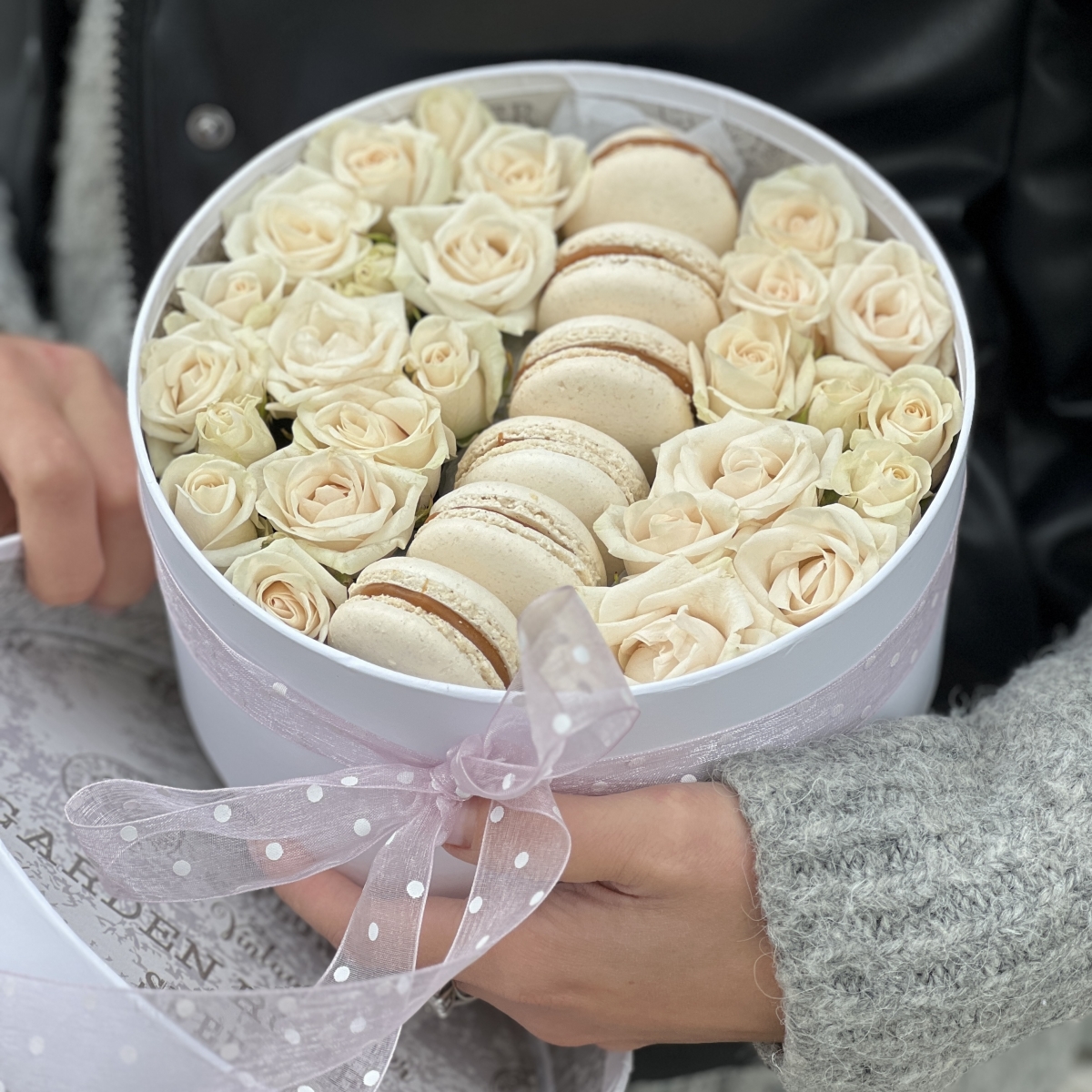 Коробочка Маскарпоне из кустовых роз и macaroons