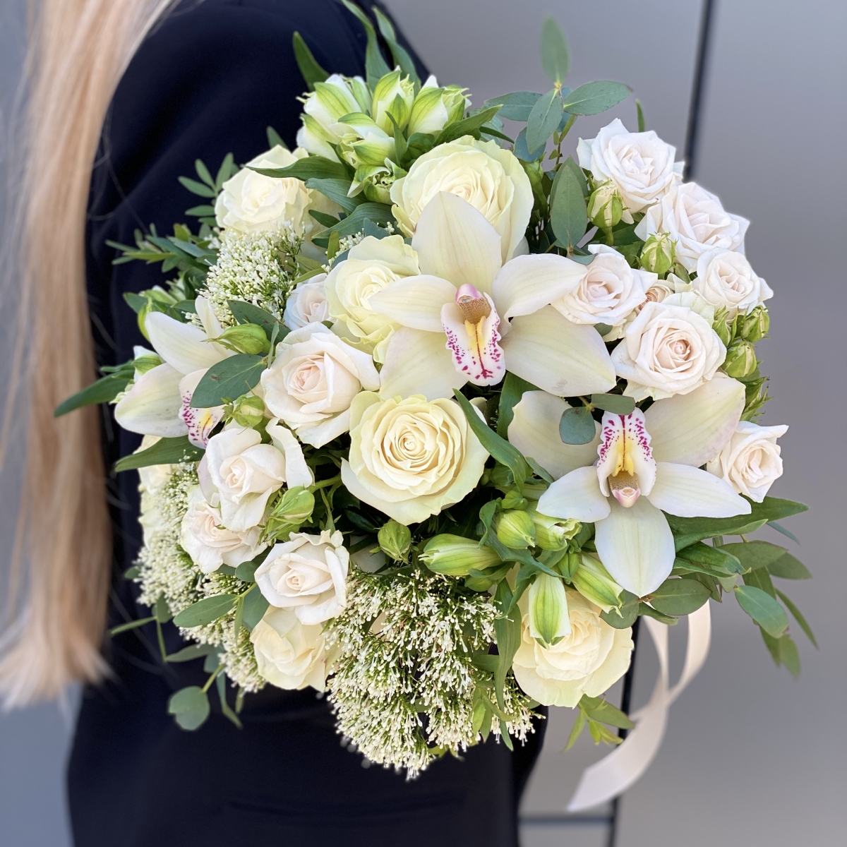 Букет из кустовых роз, альстромерии и цимбидиума Адель