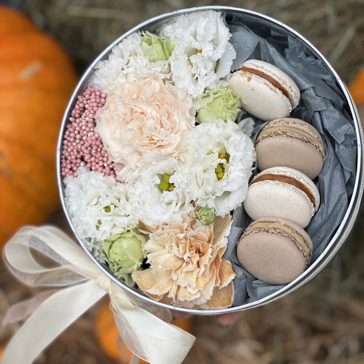 Коробка с macarons Сокровище из озотамнуса, диантуса и эустомы