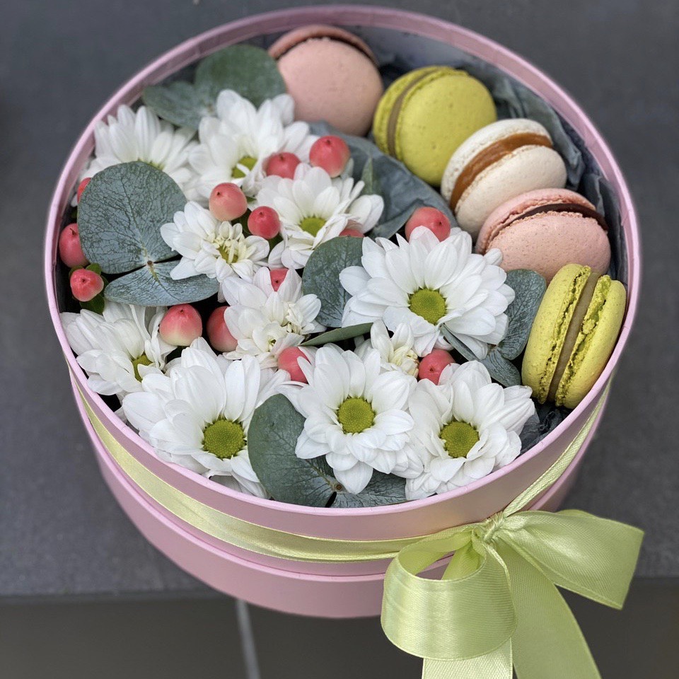 Коробочка с белой хризантемой и macarons Весеннее чувство