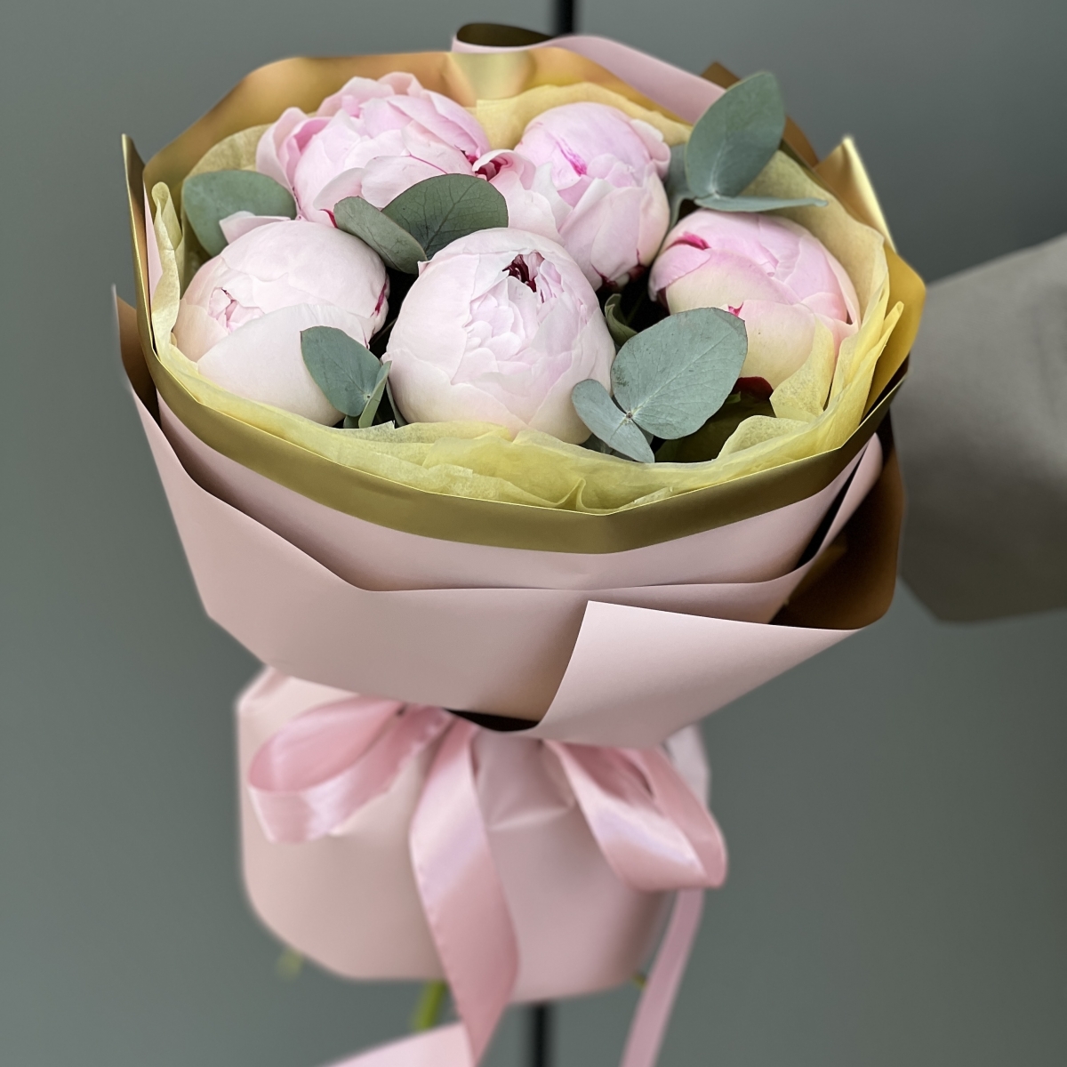 Букет Нежное утро из 5 пионов и эвкалипта