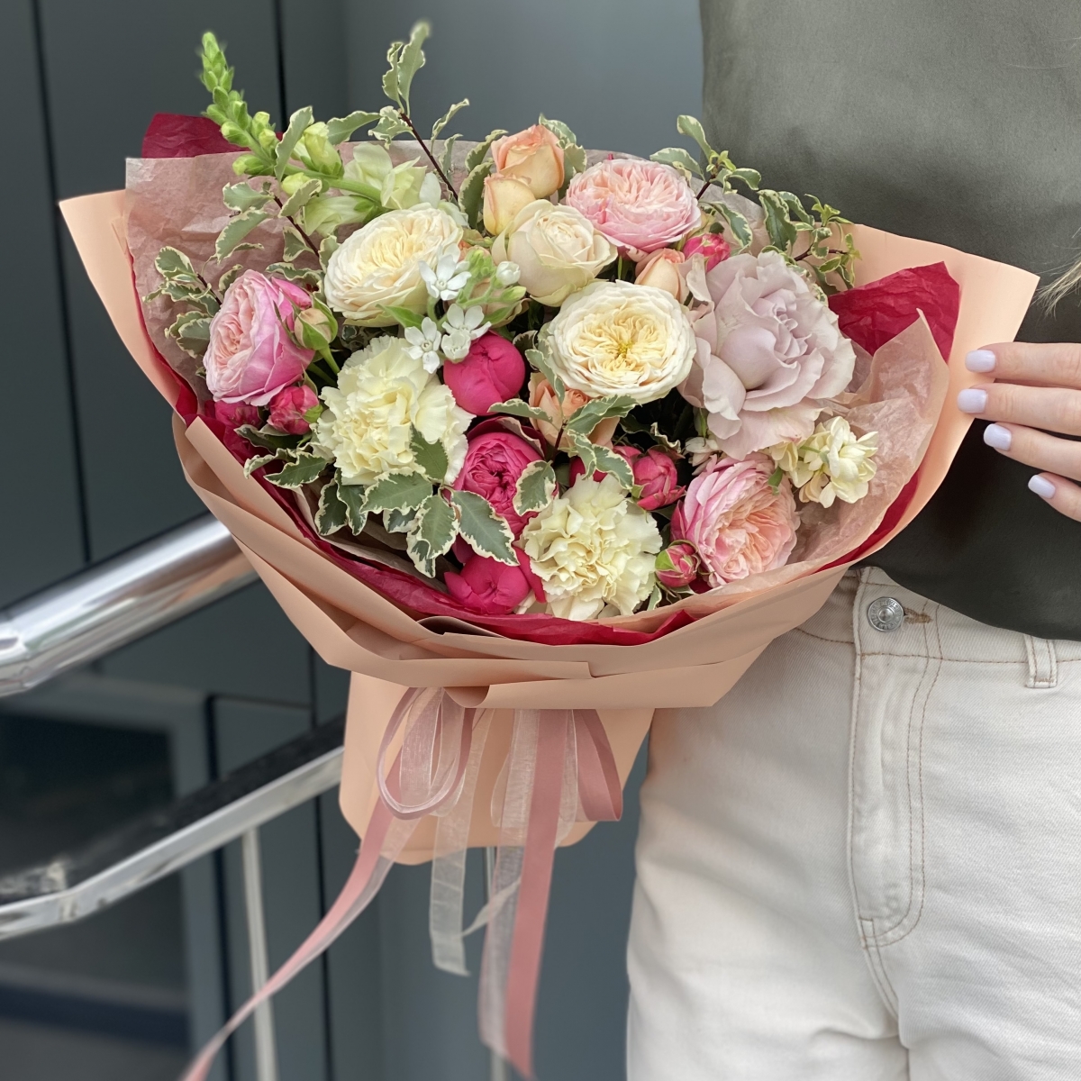 Букет Игра чувств из роз, маттиолы, антирриума, диантуса и питтоспорума