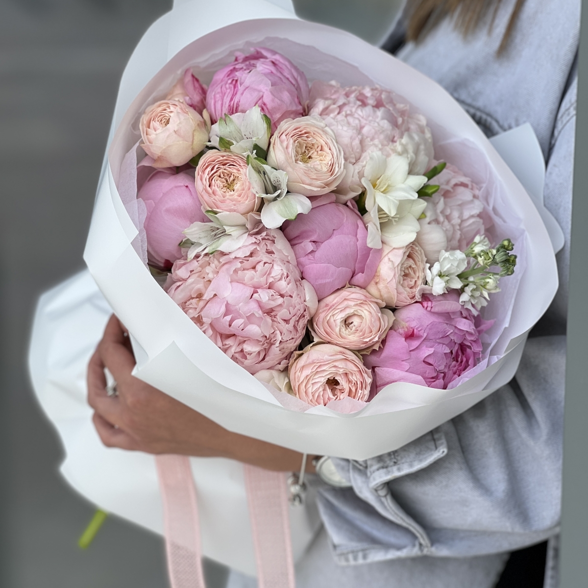 Букет Теплое лето из пионов, фрезии, роз и альстромерии