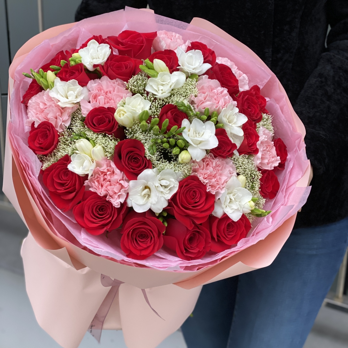 Букет Великолепный век из роз, фрезии, трахелиума и гвоздики