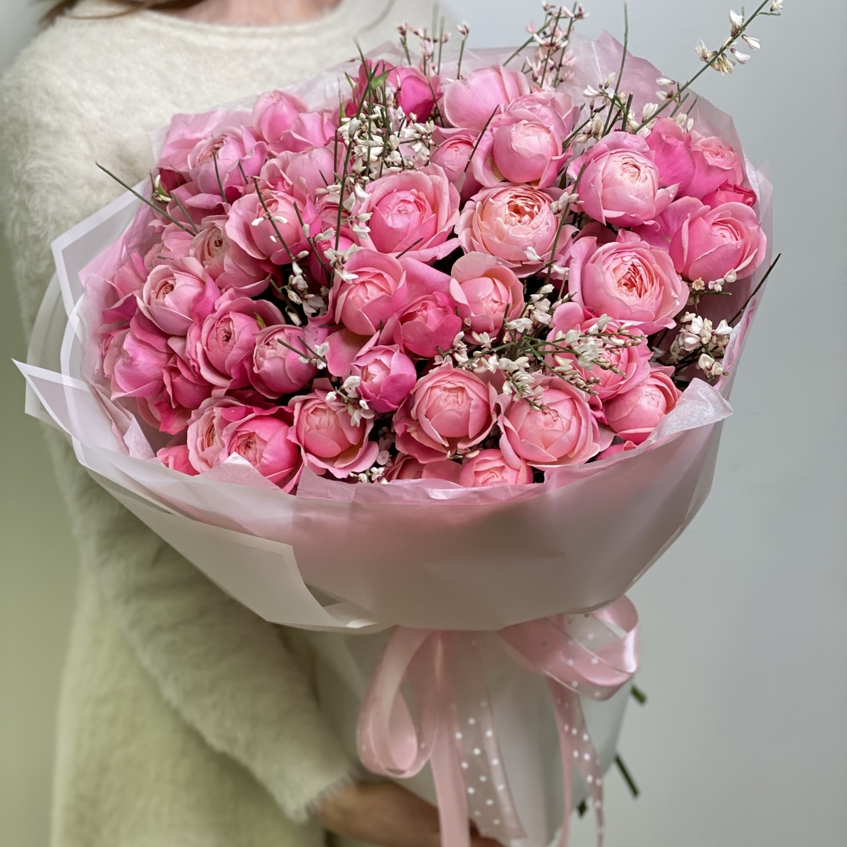 Букет Кэмирон из 25 веток кустовой пионовидной розы и генисты